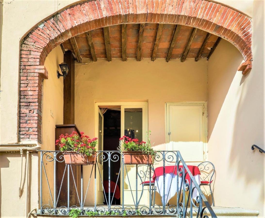 Antica Residenza Santa Chiara -City Center Lucca Exterior photo