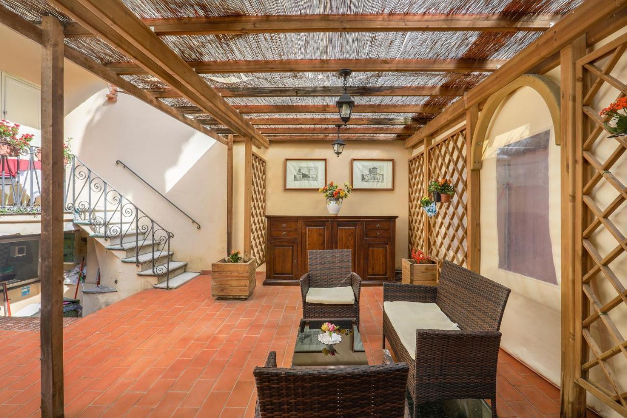 Antica Residenza Santa Chiara -City Center Lucca Exterior photo