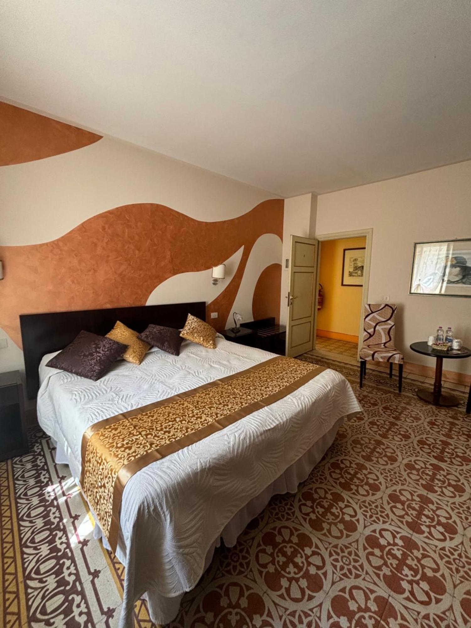 Antica Residenza Santa Chiara -City Center Lucca Exterior photo