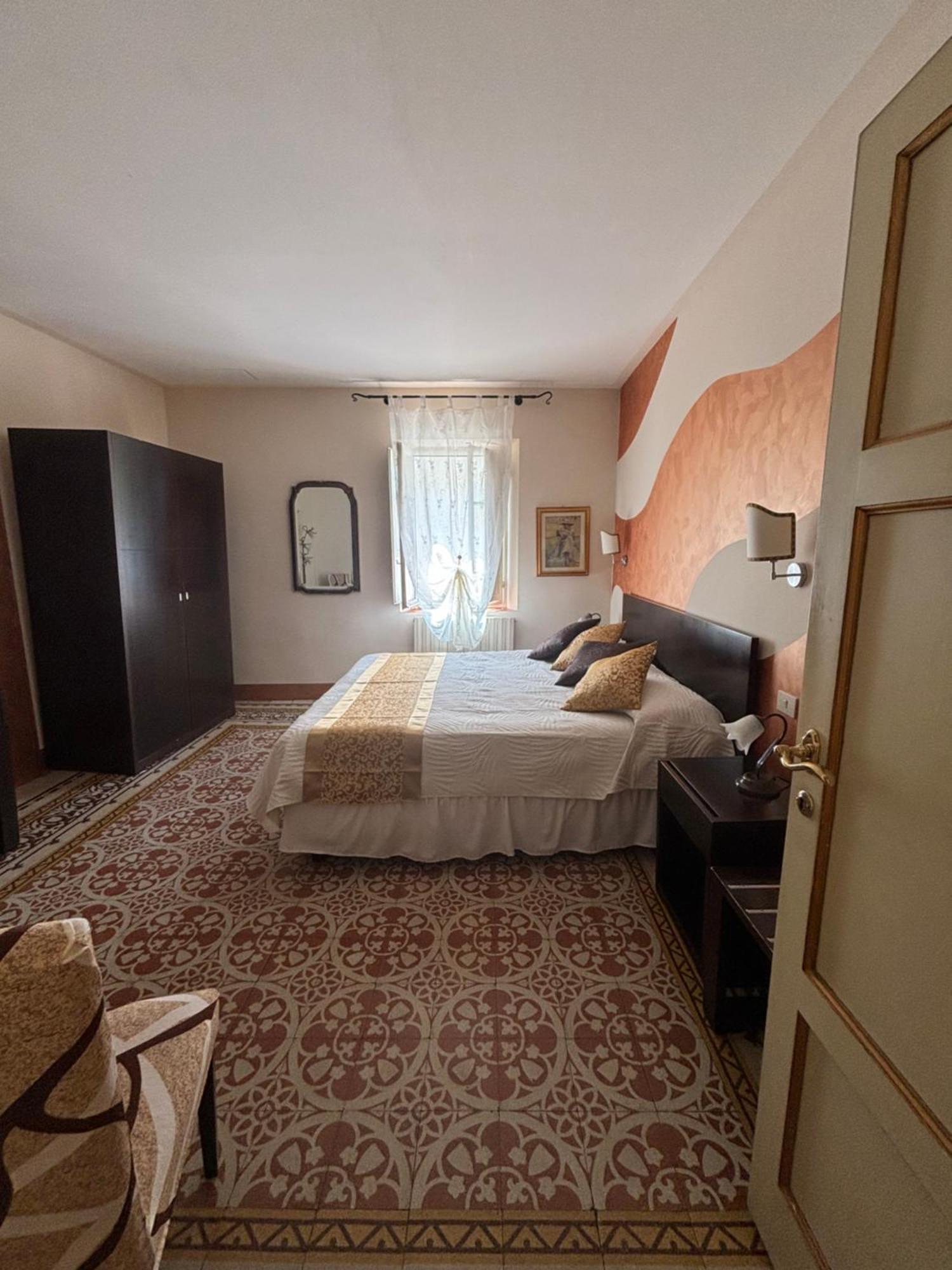 Antica Residenza Santa Chiara -City Center Lucca Exterior photo