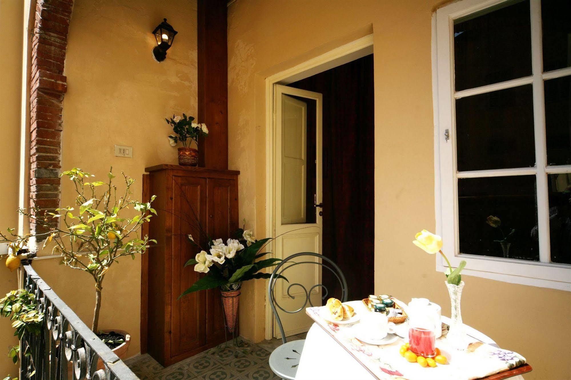 Antica Residenza Santa Chiara -City Center Lucca Exterior photo