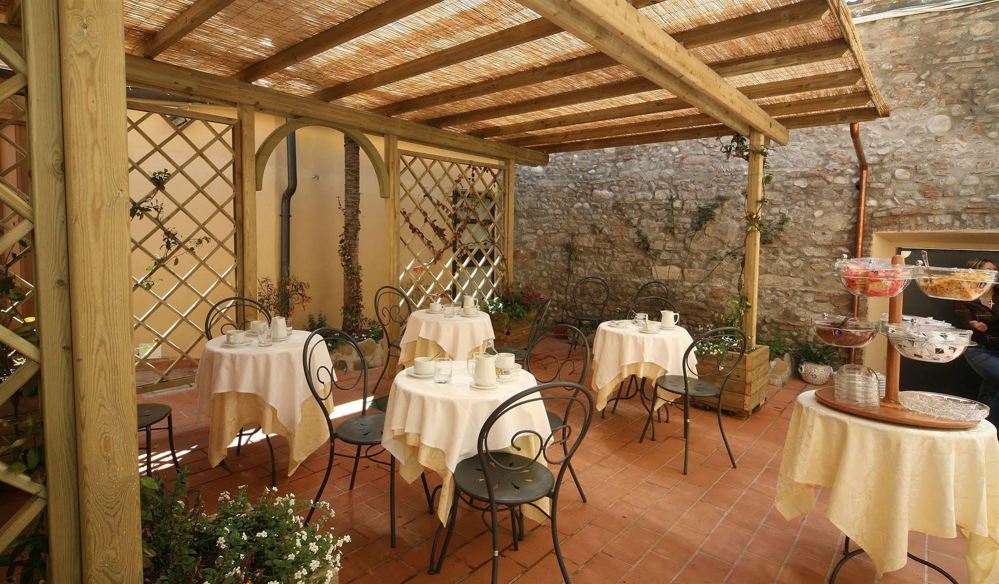 Antica Residenza Santa Chiara -City Center Lucca Exterior photo